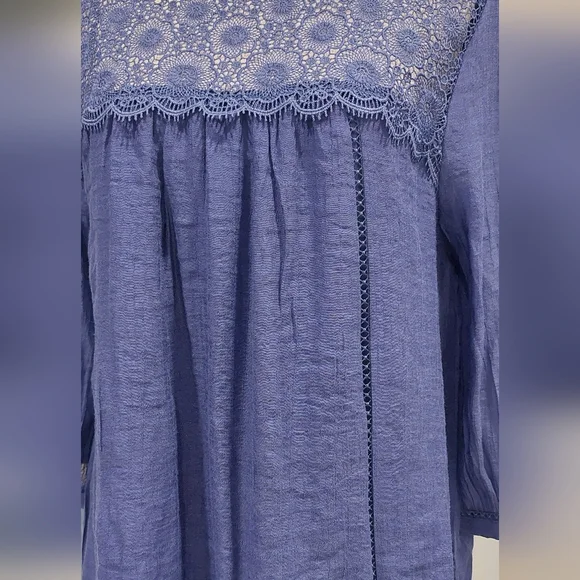 Chic Navy Lace Detail Blouse - Picture 2 of 7